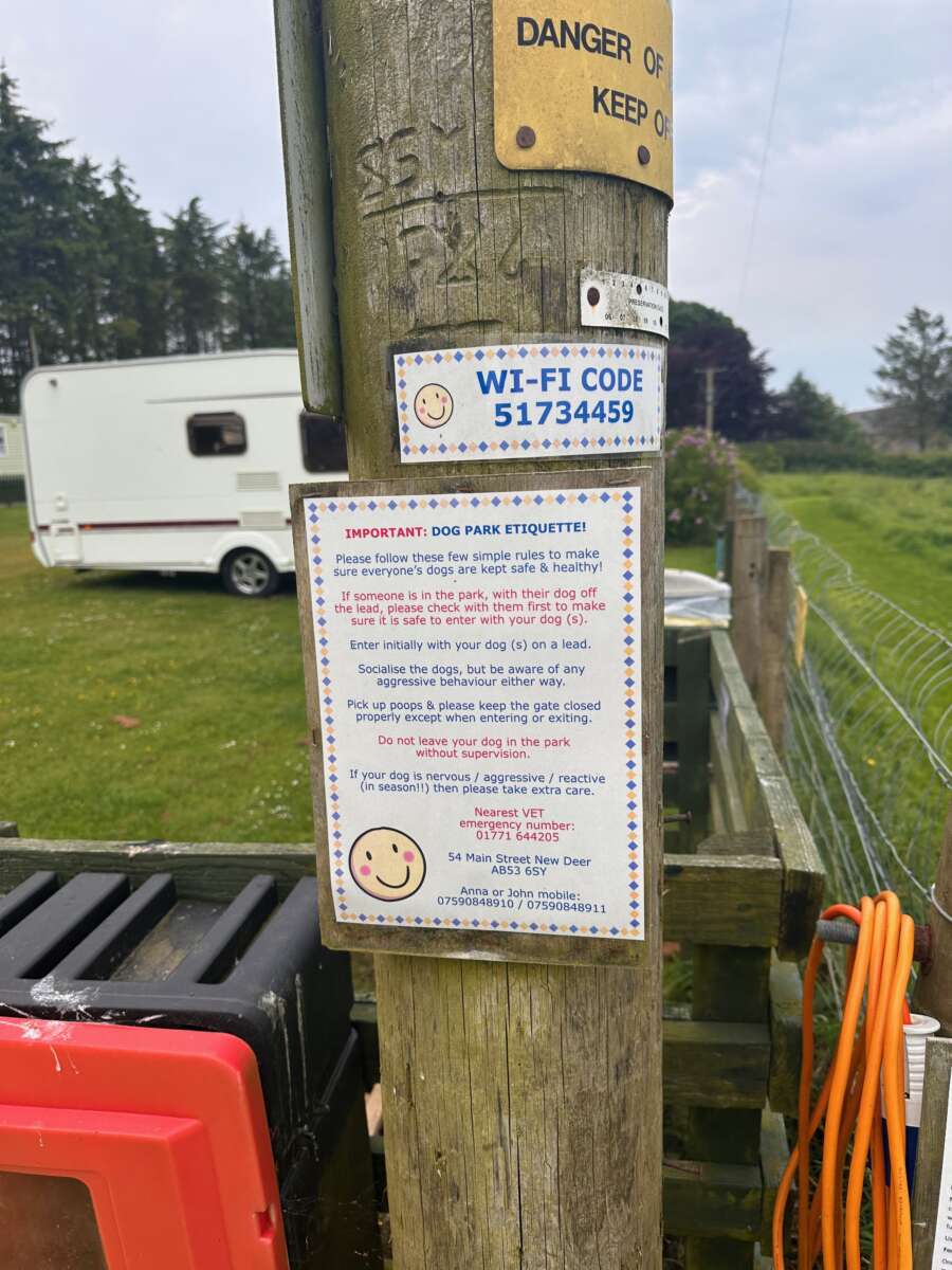 EuroVelo 1 - dogpark etiquette at the campsite in Cuminestown