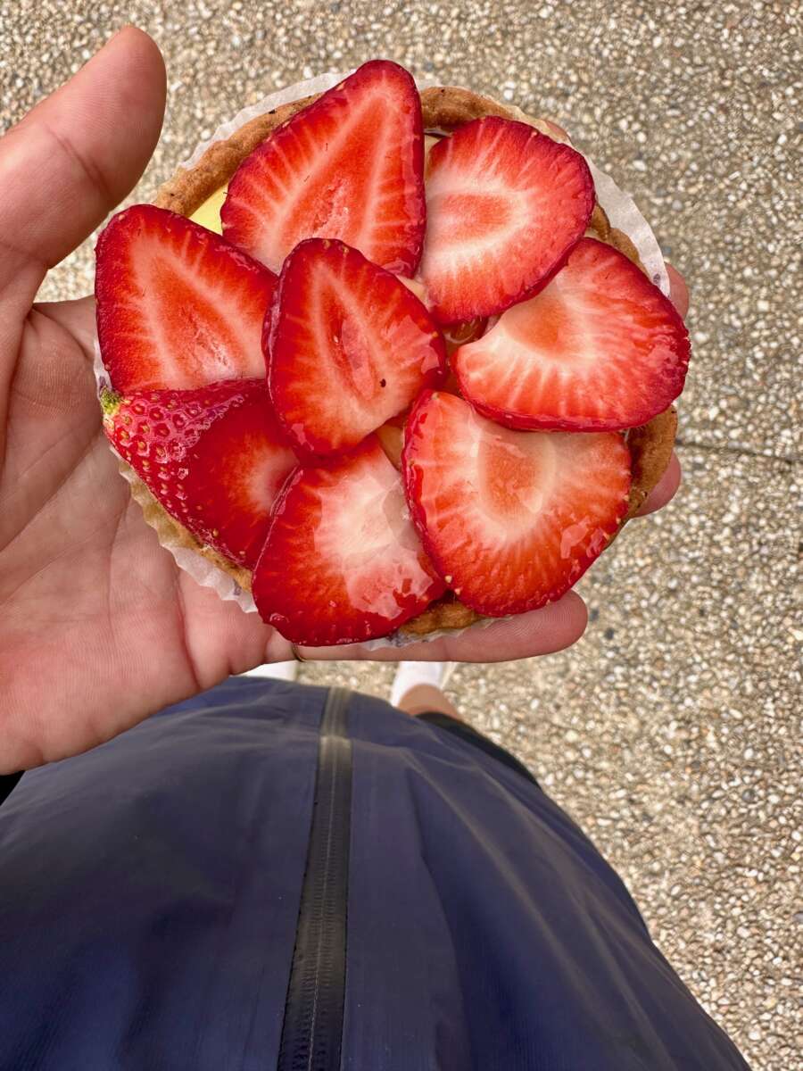 EuroVelo 4 - strawberry cake in Brittany