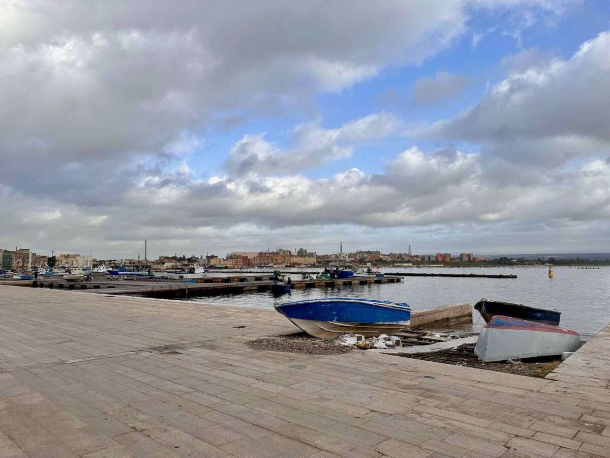 Fischerboote im Hafen von Taranto