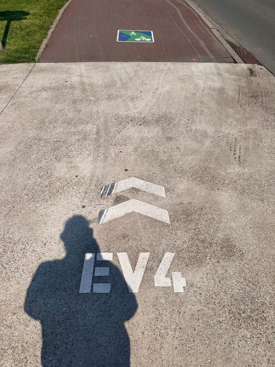 Eurovelo 4 - Fahrradwegzeichen auf den Strassen von Boulogne-Sur-Mer
