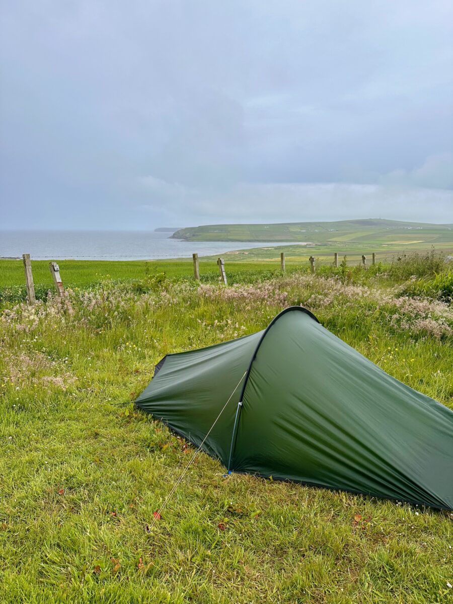 Mein Zelt und der Ausblick vom Wheems Campingplatz auf den Orkneyinseln