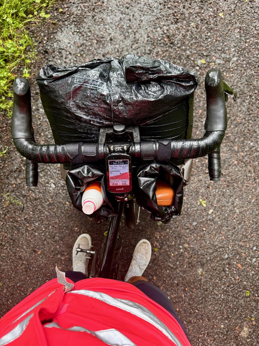 A bit of extracover for my Brooks Handlebar bag in heavy rain