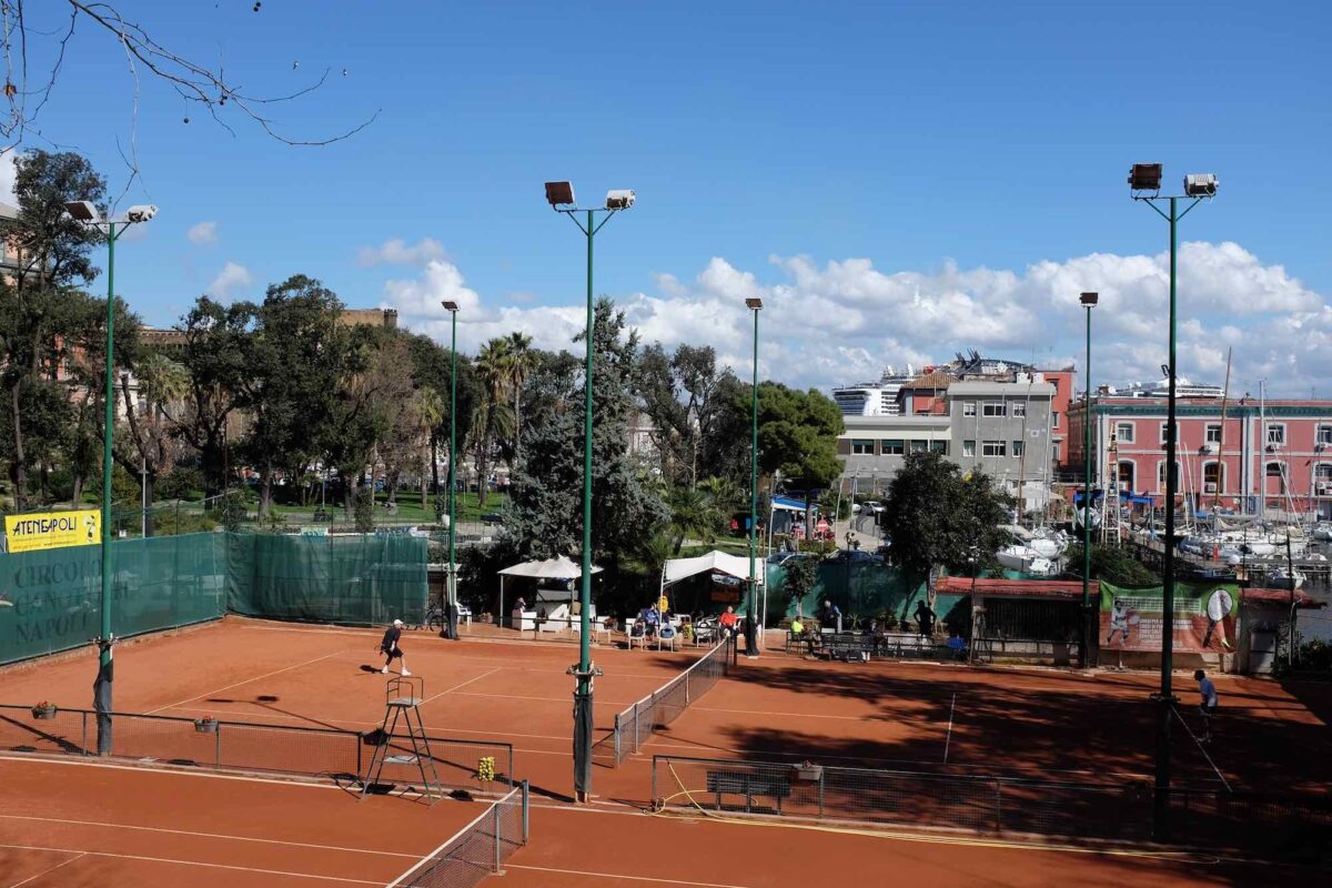 Tennisplatz im Zentrum von Neapel