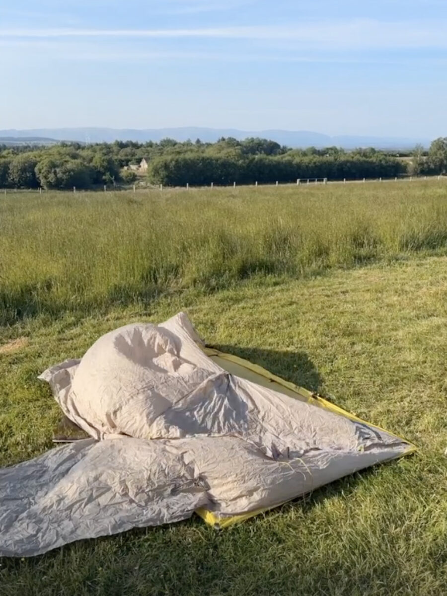 Zeltaufbau im Wind