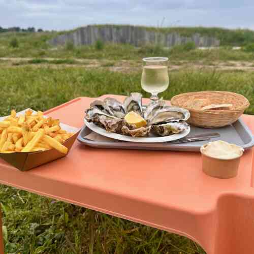 Eurovelo 4 - Lunch with oysters and white wine in the Normandy