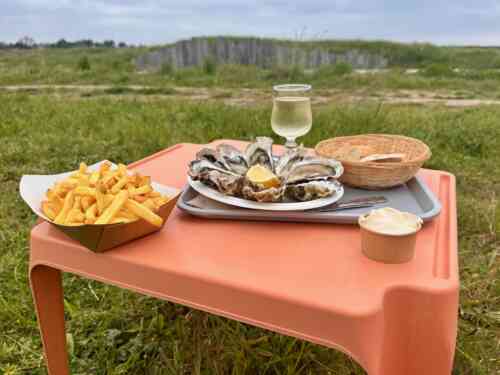 Eurovelo 4 - Lunch with oysters and white wine in the Normandy
