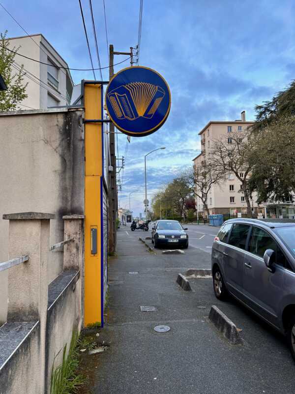 EuroVelo 1 - Accordion shop in Nantes