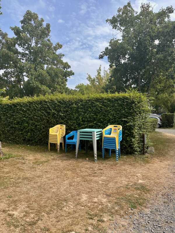 Plastikstühle zur freien Verfügung auf dem Campingplatz in Bourbon-Lancy