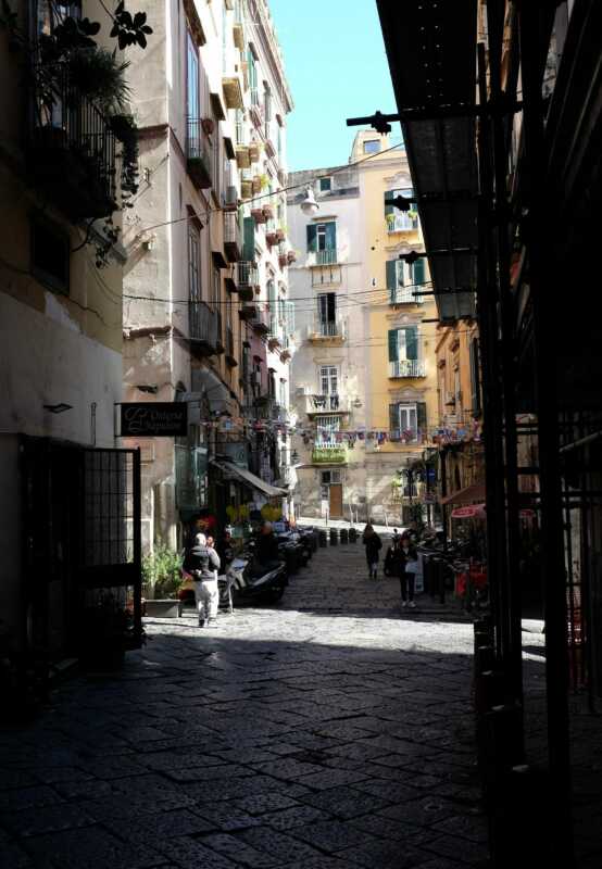 Kleine Straßen in Neapel